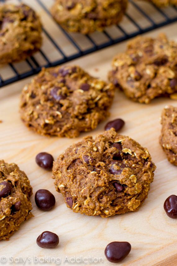 Biscuits sains de raisin d’avoine - personne ne peut dire que ces biscuits sont bas en gras et en sucre ! Recette à sallysbakingaddiction.com