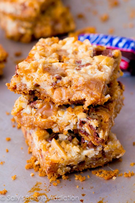 Barres Snickers caramel maison - infusé au caramel, 7 versions superposées d’un bar Snickers! @sallybakeblog