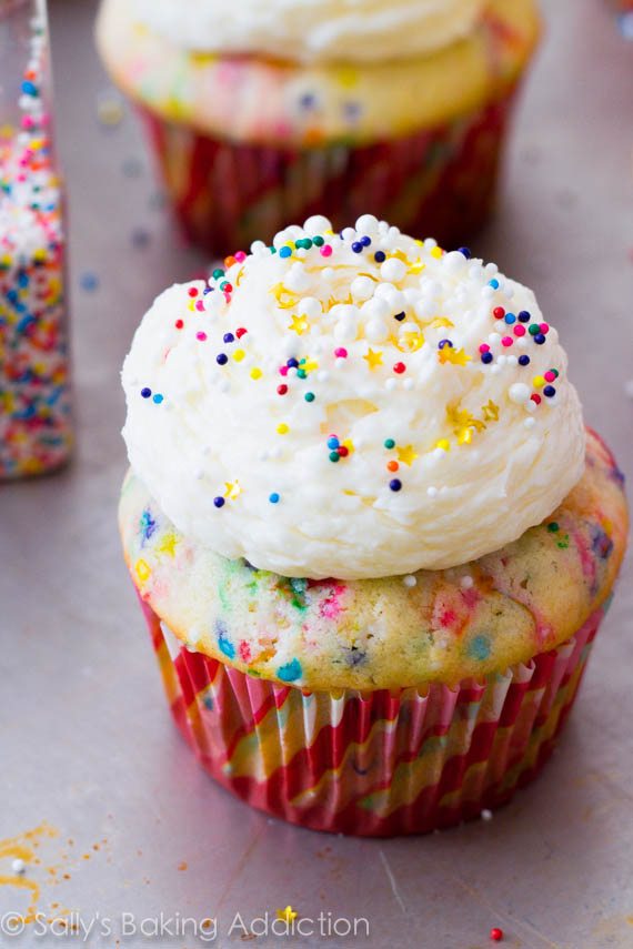 Vous ne ferez jamais de cupcakes Funfetti en boîte à nouveau après avoir essayé cette recette maison! sallysbakingaddiction.com