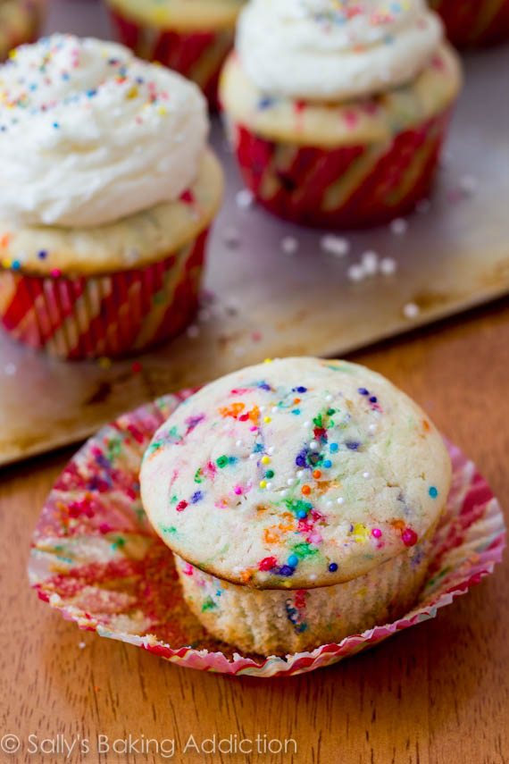 Cupcakes Funfetti maison faciles avec crème au beurre de vanille