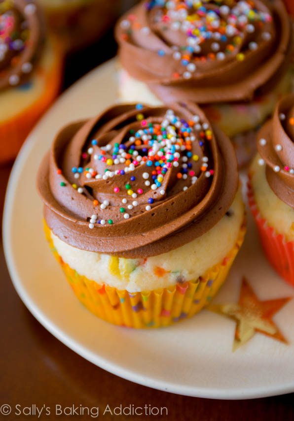 Cupcakes Funfetti maison avec glaçage au chocolat au lait | sallysbakingaddiction.com