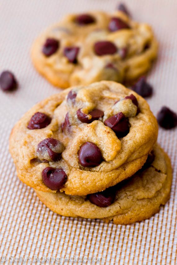 Biscuits aux pépites de chocolat au four doux | sallysbakingaddiction.com