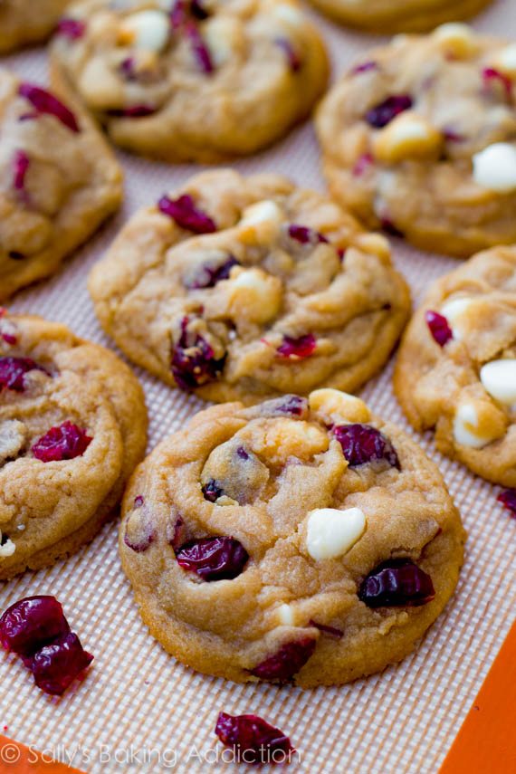 Biscuits de canneberge de chocolat blanc doux-cuits utilisant un ingrédient secret pour les rendre super doux. Recette par sallysbakingaddiction.com