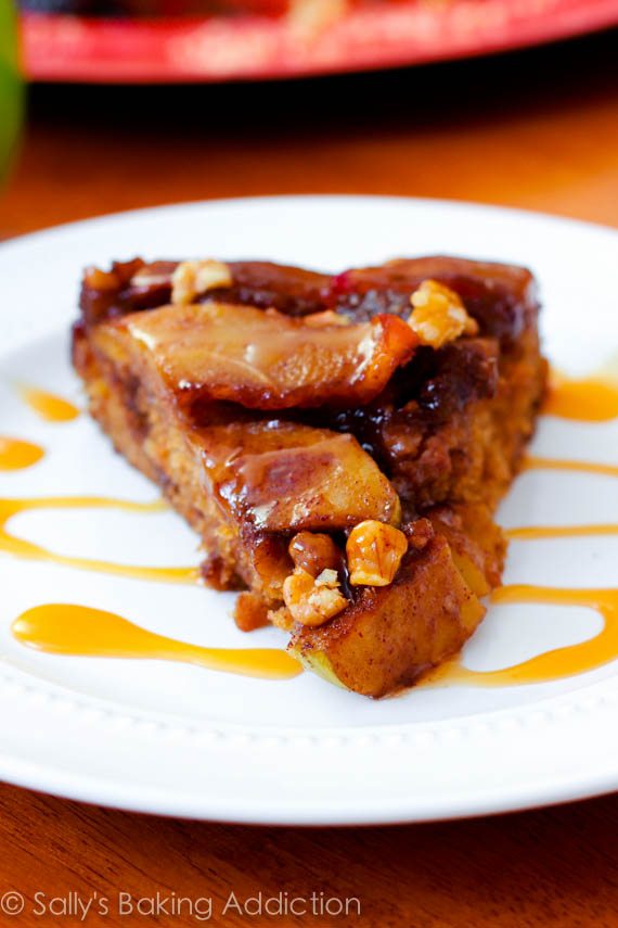 Caramel Apple Upside Down Cake. Super humide, savoureux, et étonnamment facile. | sallysbakingaddiction.com