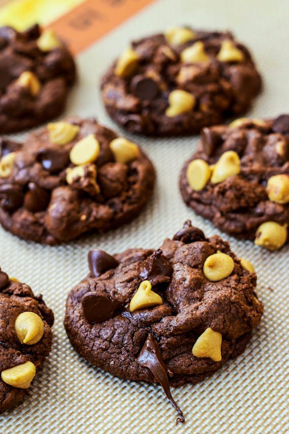 Biscuits au chocolat fudge décadents remplis de croustilles de beurre d’arachide et de pépites de chocolat. sallysbakingaddiction.com