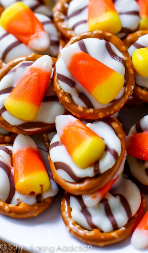 Un régal d’automne facile de 20 minutes! Ces câlins de bretzel de maïs de sucre sont festifs, amusants, sucrés et salés. 