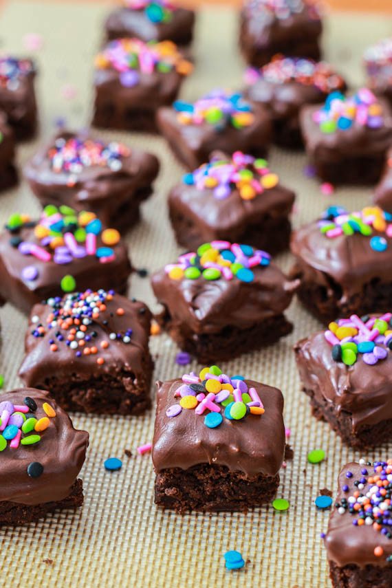 Brownies maison de la taille d’une bouchée recouverts de chocolat et saupoudrages! Recette facile à sallysbakingaddiction.com