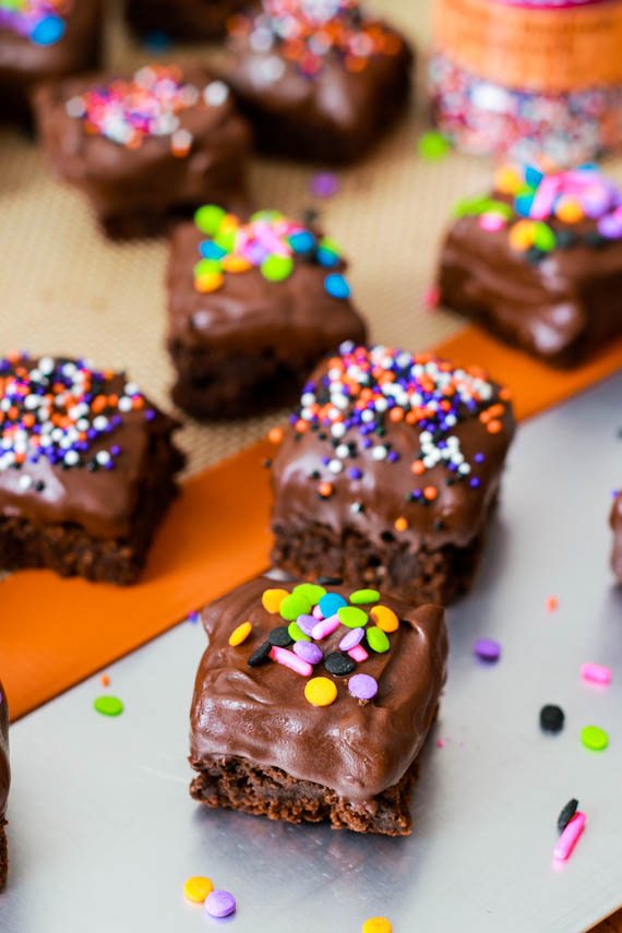Brownies maison de la taille d’une bouchée recouverts de chocolat et saupoudrages! Recette facile à sallysbakingaddiction.com