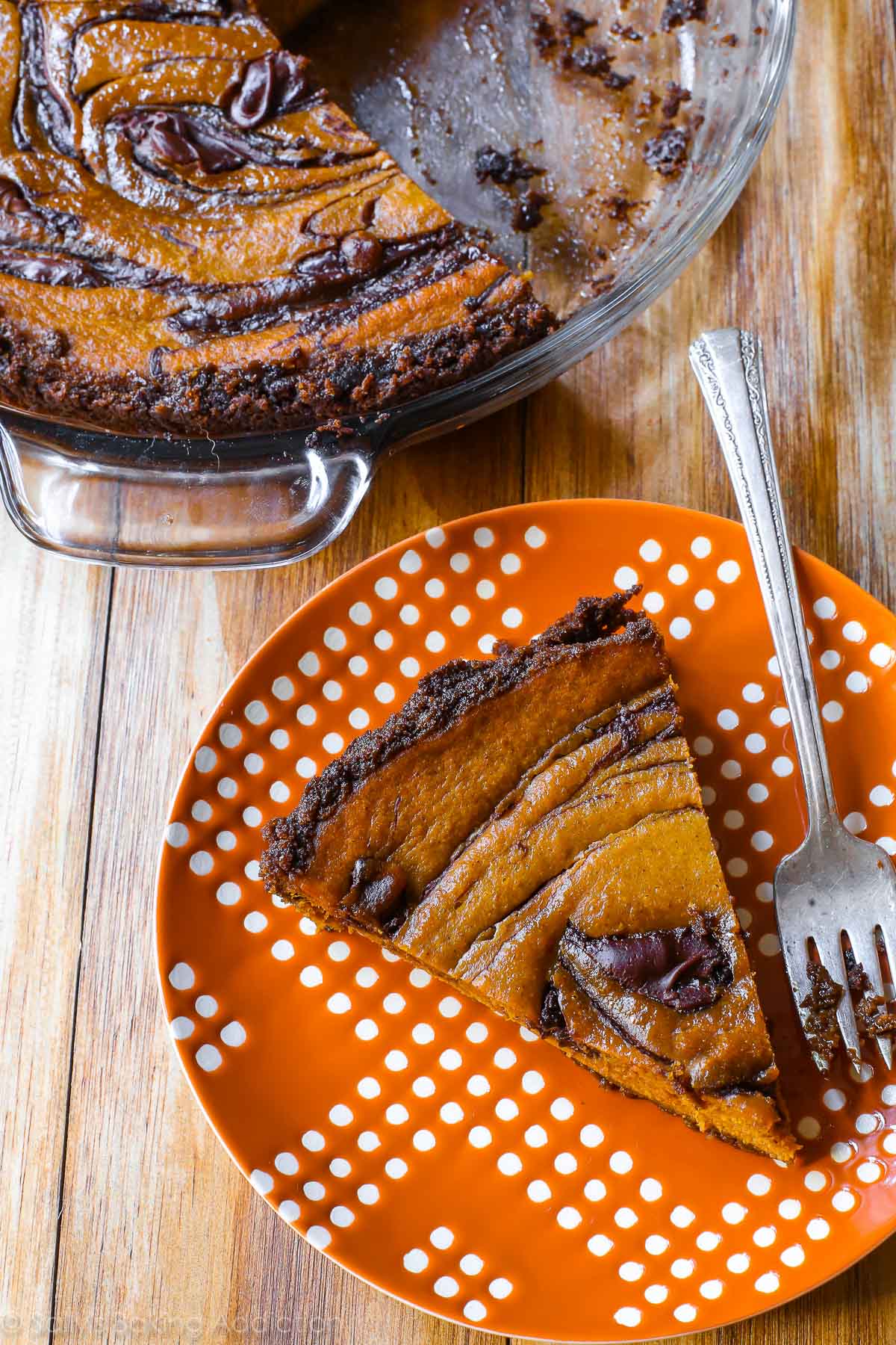 Une touche de tarte à la citrouille traditionnelle - tourbillonnée de Nutella décadent et cuite dans une croûte de gingembre. Recette sur sallysbakingaddiction.com