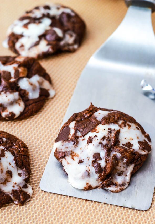 Biscuits brownie super fudgy remplis de galettes de menthe poivrée York | sallysbakingaddiction.com