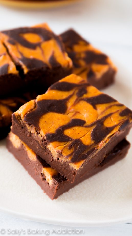 Brownies à la citrouille skinny - Ces brownies sombres et fudgy tourbillon de citrouille sont allégés à l’aide d’ingrédients sains!