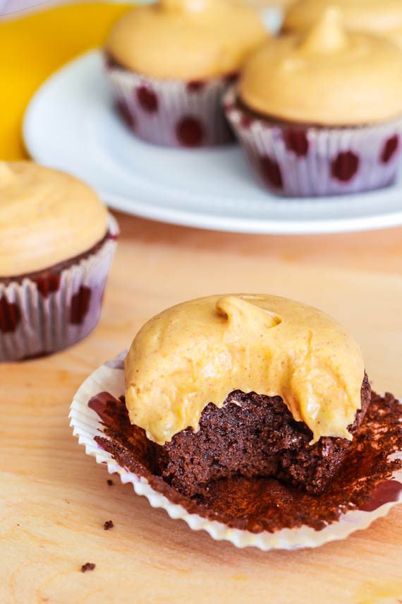 Fudgy Brownie Cupcakes avec citron à la crème de citrouille Frosting - une recette facile par sallysbakingaddiction.com