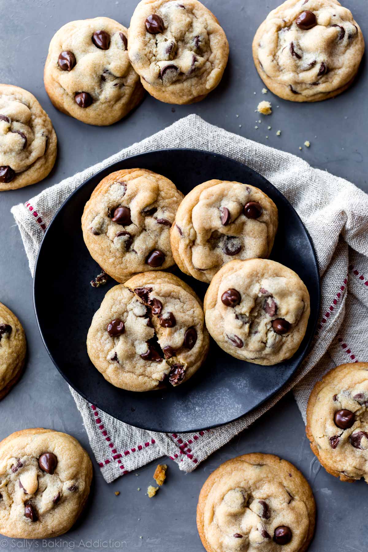 Biscuits de puce de chocolat sur l’assiette noire