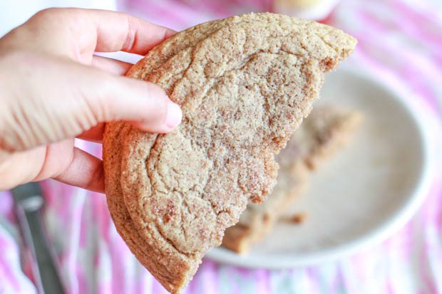 Cette recette rend UN Géant Snickerdoodle Cookie - assez pour partager, mais qui veut le faire!? Recette de biscuit facile sur sallysbakingaddiction.com