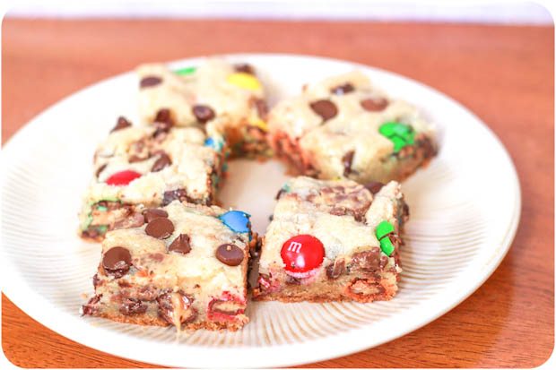 barres de biscuits de sucre avec des bonbons m&m et des pépites de chocolat sur une plaque blanche