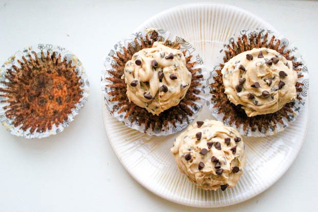 vue d’ensemble photo de cupcakes brownie avec glaçage pâte à biscuits