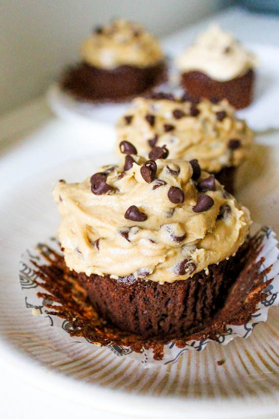cupcakes brownie avec glaçage de pâte à biscuits