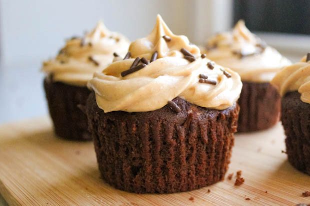 cupcakes brownie avec glaçage au beurre d’arachide » largeur « 620 » hauteur « 413 » data-pin-description=