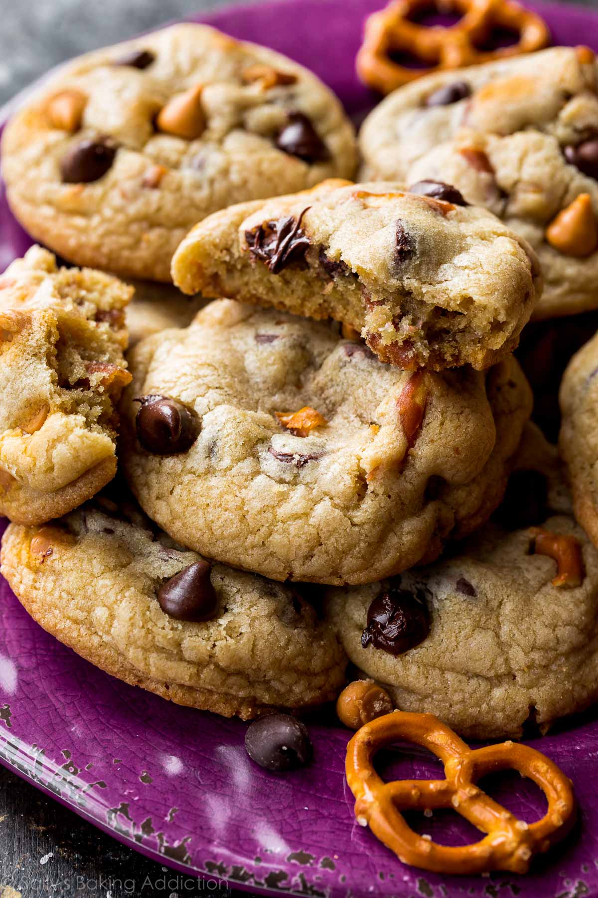 Sucrés, salés, doux et croustillants, ces biscuits aux pépites de chocolat bretzel au caramel sont irrésistibles! Recette rapide et facile sur sallysbakingaddiction.com