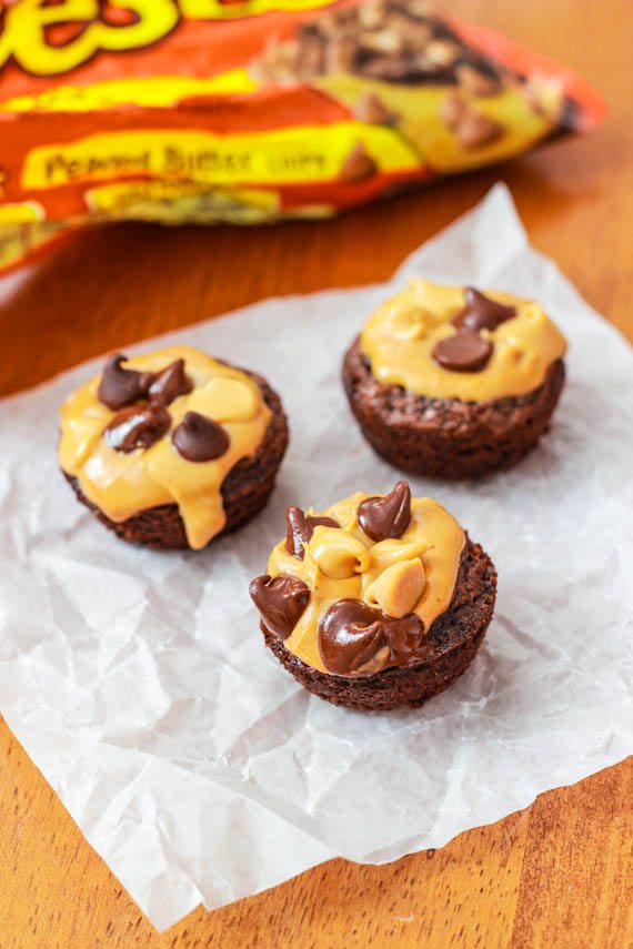 Amazing Peanut Butter Fudge Brownie. Le meilleur dessert au beurre d’arachide/chocolat de tous les temps! sallysbakingaddiction.com