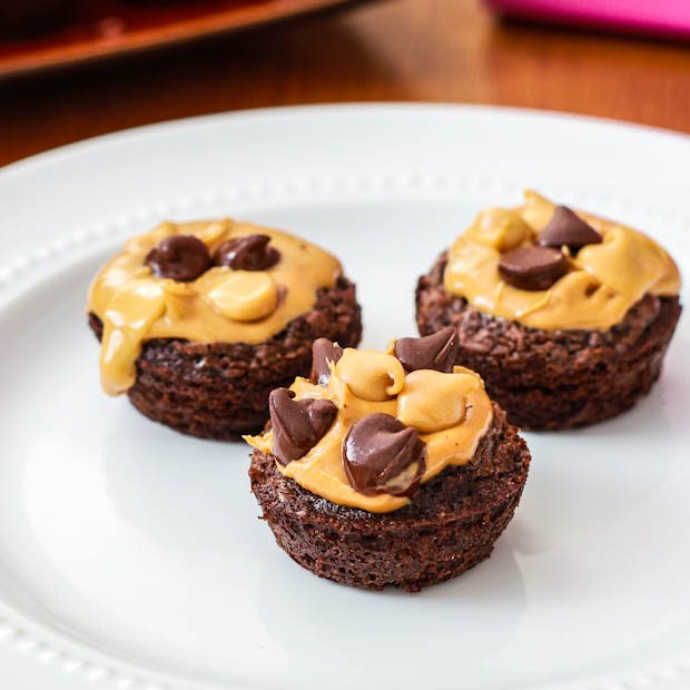 Amazing Peanut Butter Fudge Brownie. Le meilleur dessert au beurre d’arachide/chocolat de tous les temps! sallysbakingaddiction.com