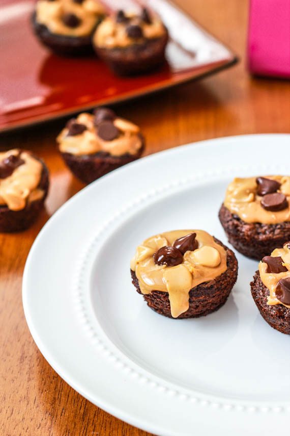 Amazing Peanut Butter Fudge Brownie. Le meilleur dessert au beurre d’arachide/chocolat de tous les temps! sallysbakingaddiction.com