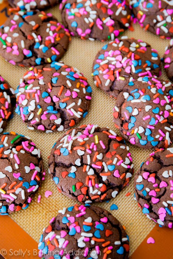Les biscuits de mélange de gâteau au chocolat au four doux sont si faciles à faire si vous êtes pressé. Plein de saveur de chocolat et couvert de saupoudrages!