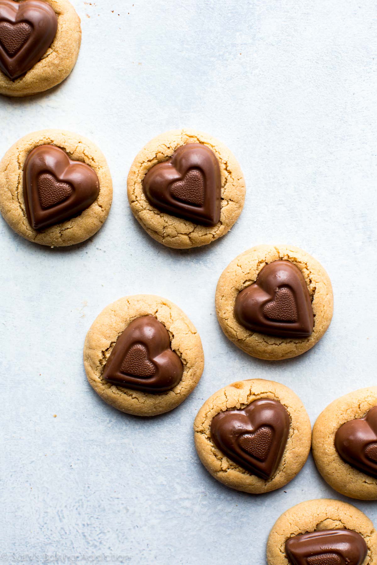 Biscuits doux de beurre d’arachide avec des bonbons de coeur de valentine! Recette sur sallysbakingaddiction.com