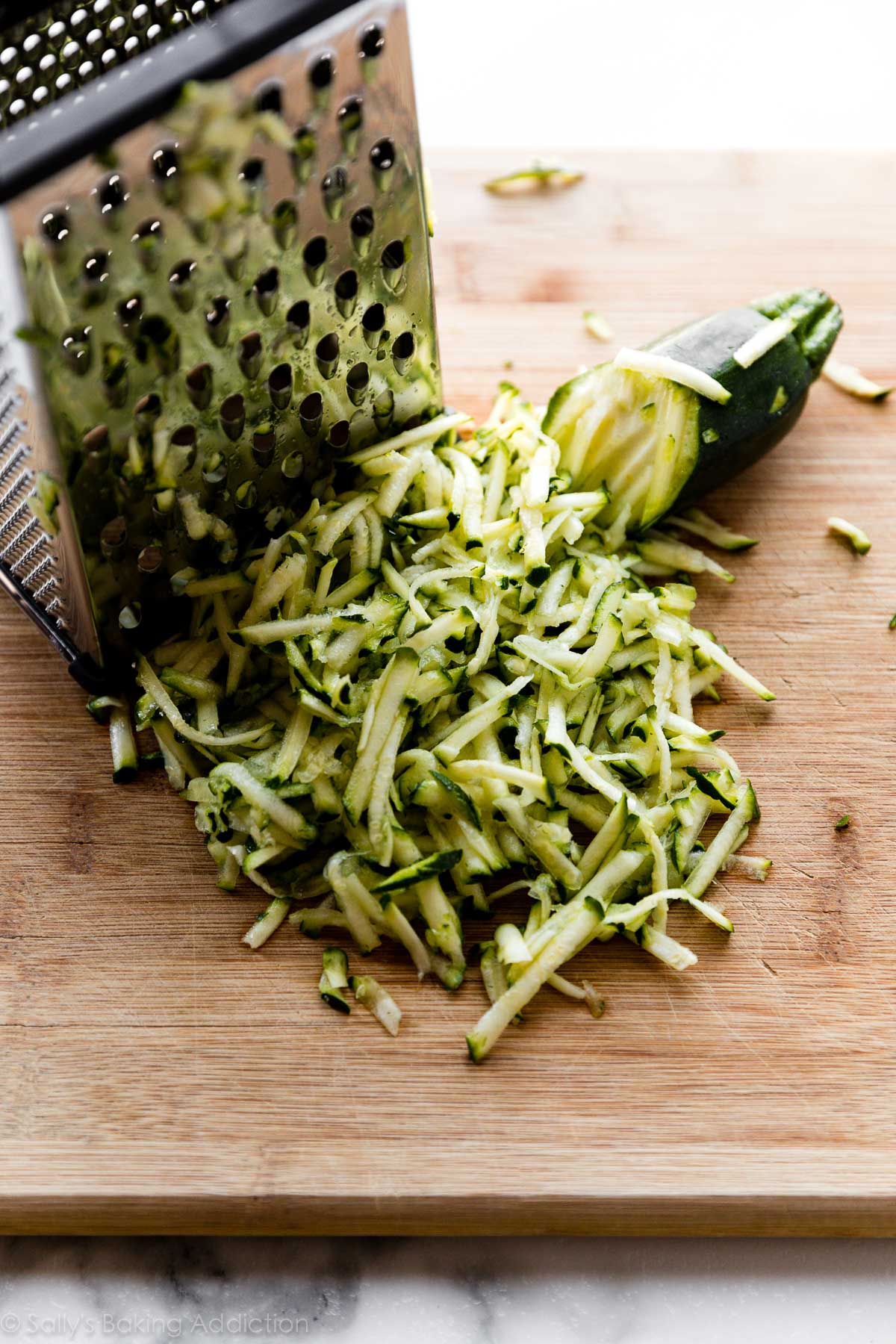 courgettes râpées sur planche à découper