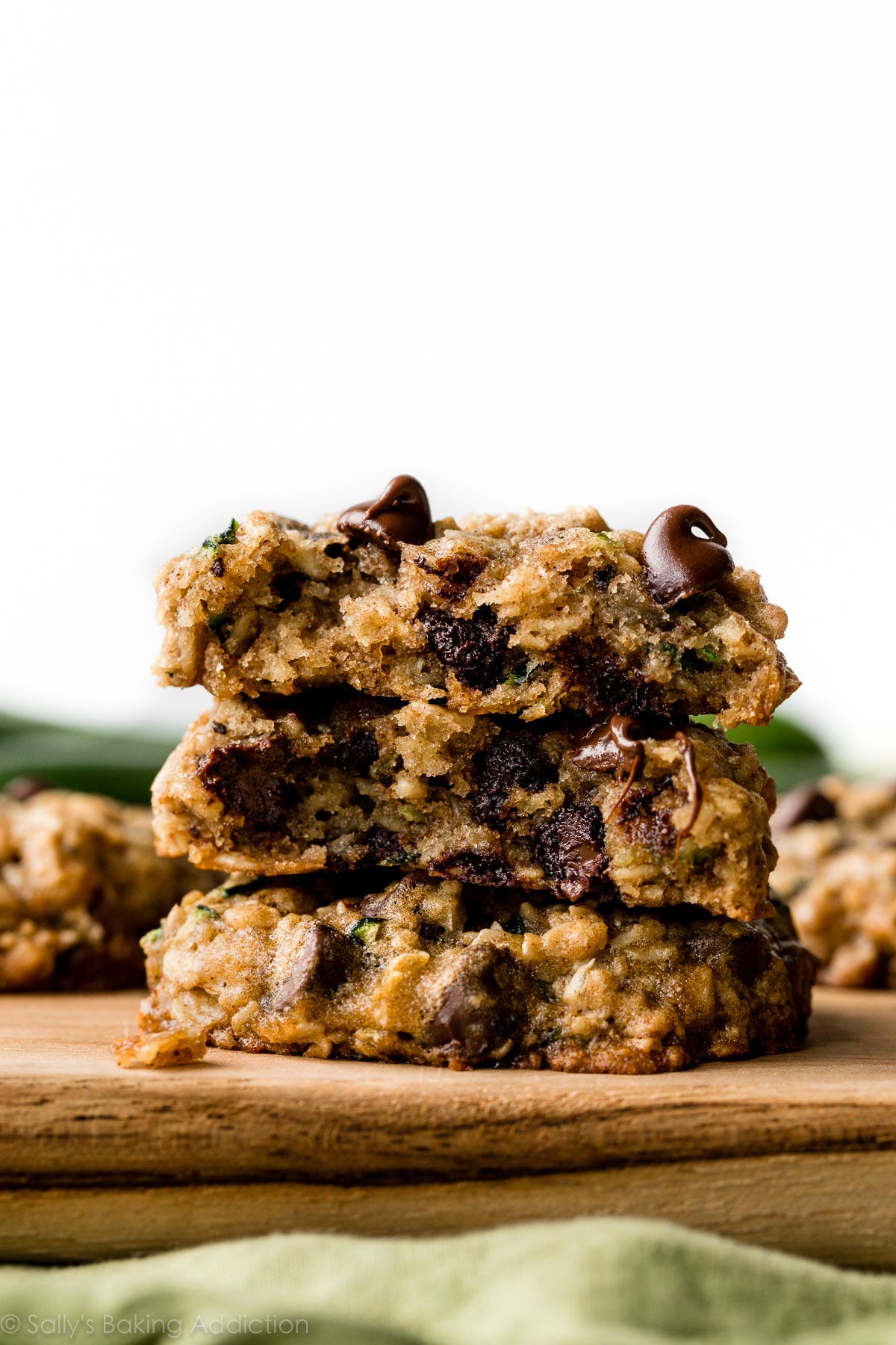 pile de biscuits aux pépites de chocolat à l’avoine de courgettes