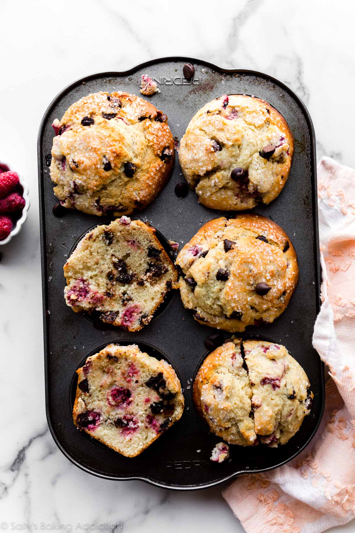 muffins aux pépites de chocolat framboise dans un moule à muffins jumbo 