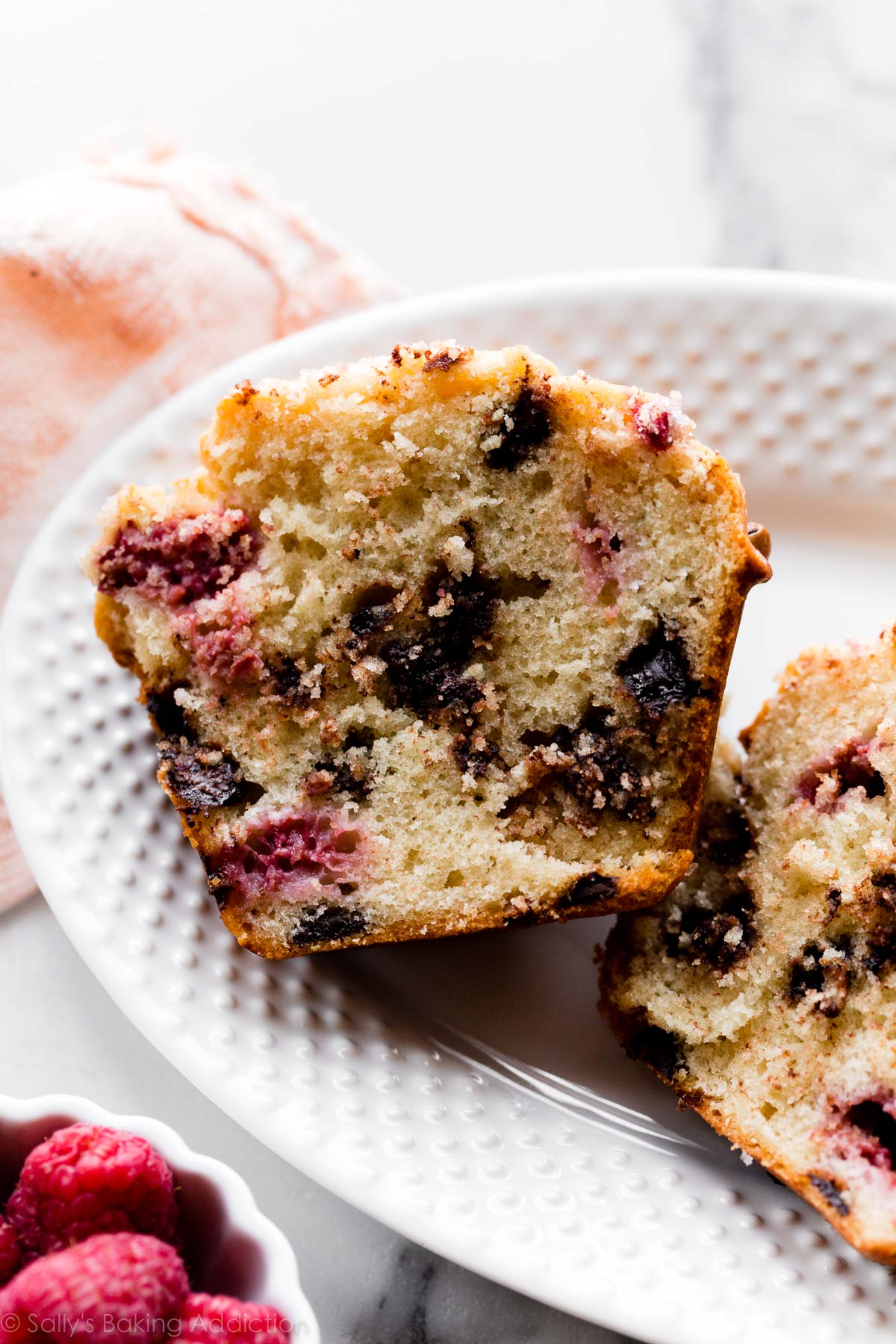 centre d’un muffin aux pépites de chocolat aux framboises géantes