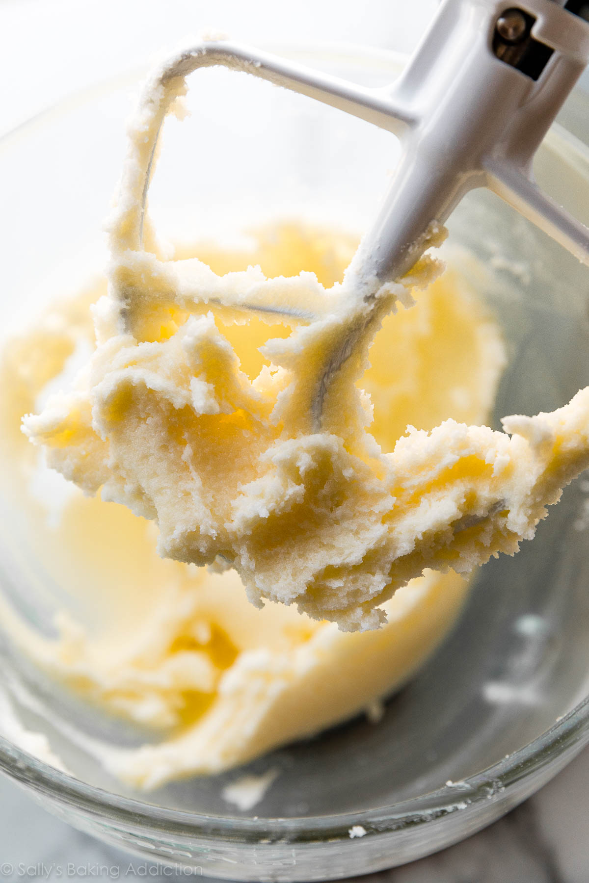 beurre et sucre à la crème sur un mélangeur plat batteur fixation