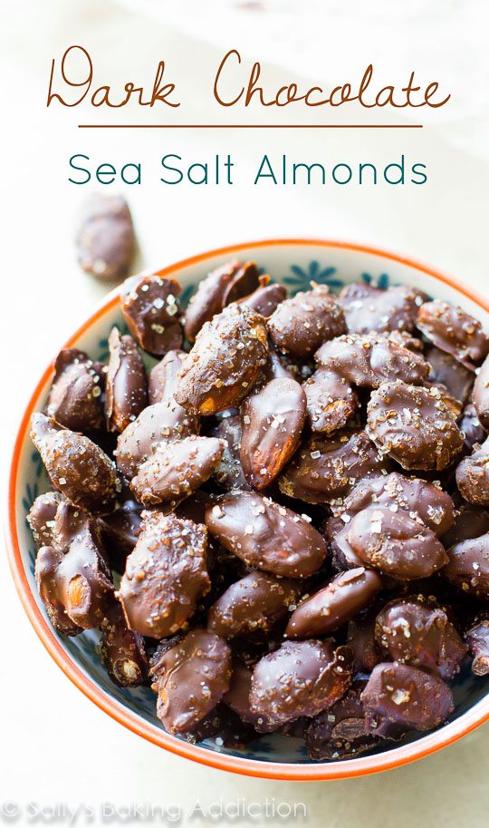 Comment faire des amandes au sel de mer au chocolat noir - un régal au chocolat pour se sentir bien! sallysbakingaddiction.com
