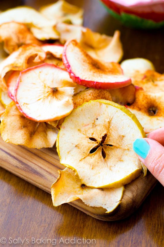 Chips aux pommes au four croquantes, simples et saines. Ce sont tellement addictif et tout ce que vous mangez est des pommes. @sallybakeblog