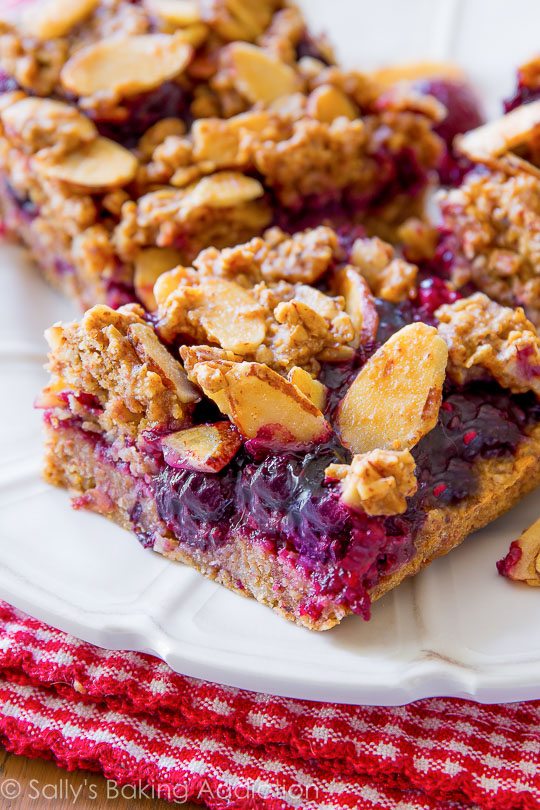 Ces barres de streusel aux baies mélangées saines sont faites d'ingrédients sains et sains comme l'avoine, le beurre d'amande et le sirop d'érable pur! Cliquez pour la recette.