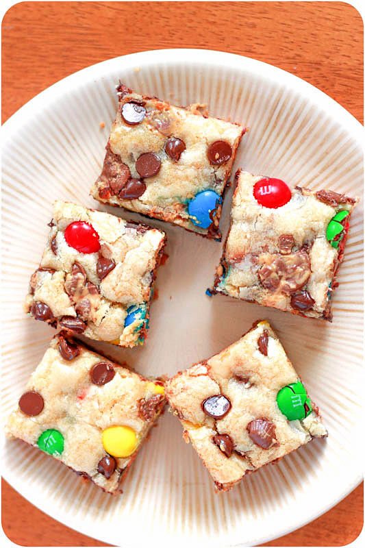 barres de biscuits de sucre avec des bonbons m&m et des pépites de chocolat sur une plaque blanche