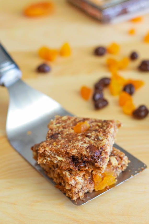 Barres granola au chocolat noir aux abricots. Facile, rapide, et mon go-to granola bar pour tous les add-ins!