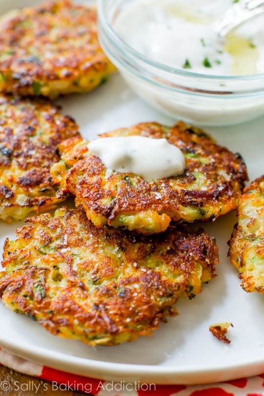 Beignets de courgettes brun doré, croustillants et légers. Accrochez-vous à cette recette!