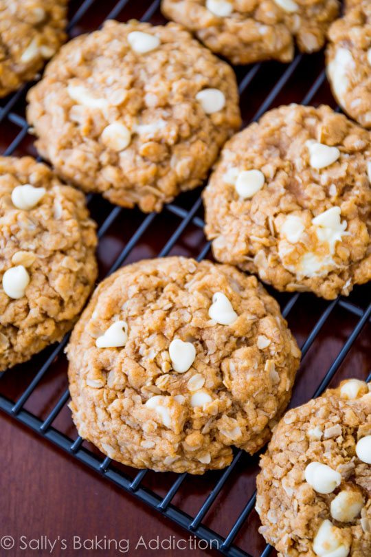 Biscuits à l'avoine mous et moelleux chargés de chocolat blanc sucré et beaucoup de pâte à tartiner Biscoff crémeuse! Ce sont si faciles à faire!