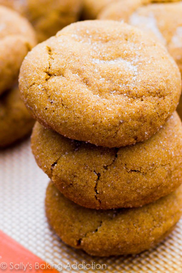 Biscuits à la mélasse molle - ce sont les biscuits de mélasse les plus doux! Puffy, moelleux, et complètement fondre dans votre bouche.