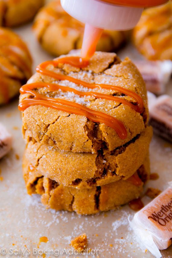 Biscuits froids à la mélasse au four avec un généreux filet de caramel sur le dessus | sallysbakingaddiction.com