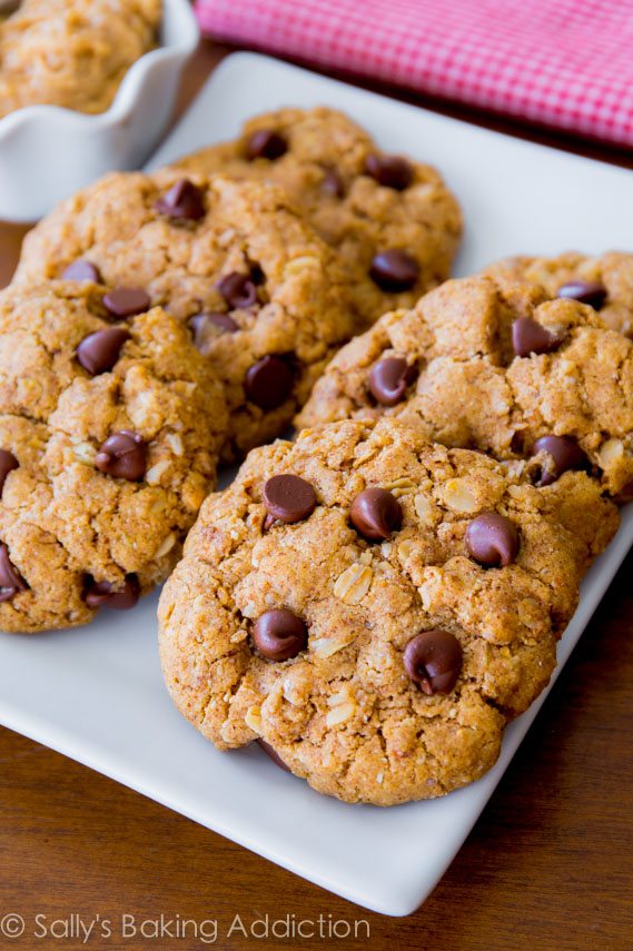 Seulement 7 ingrédients simples nécessaires pour faire ces biscuits à l'avoine au beurre d'arachide doux et moelleux!