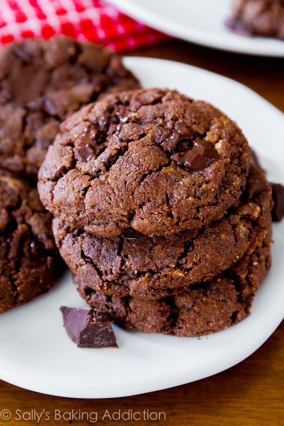 Biscuits au beurre d'amande et au chocolat noir sans farine à 6 ingrédients - simplement, sain et rapide!