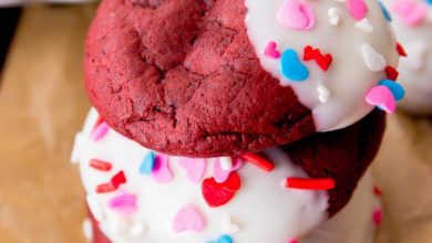 Photo of Biscuits au chocolat blanc et au velours rouge