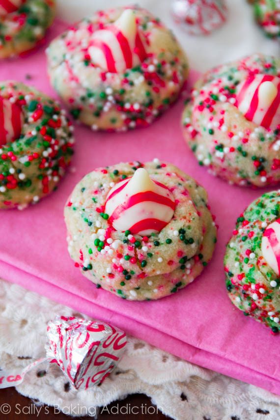Biscuits au sucre festifs et biscuits au chocolat farcis d'un baiser de canne à sucre Hershey. Doux, moelleux et facile à faire!