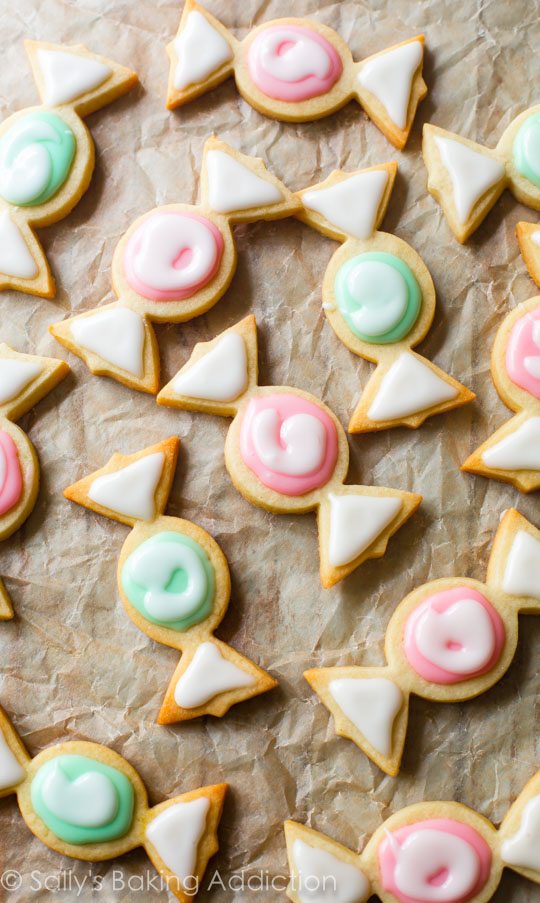 Ma recette préférée de biscuits au sucre! Essayez-les dans d'adorables formes de bonbons et amusez-vous à décorer! Prenez la recette sur sallysbakingaddiction.com