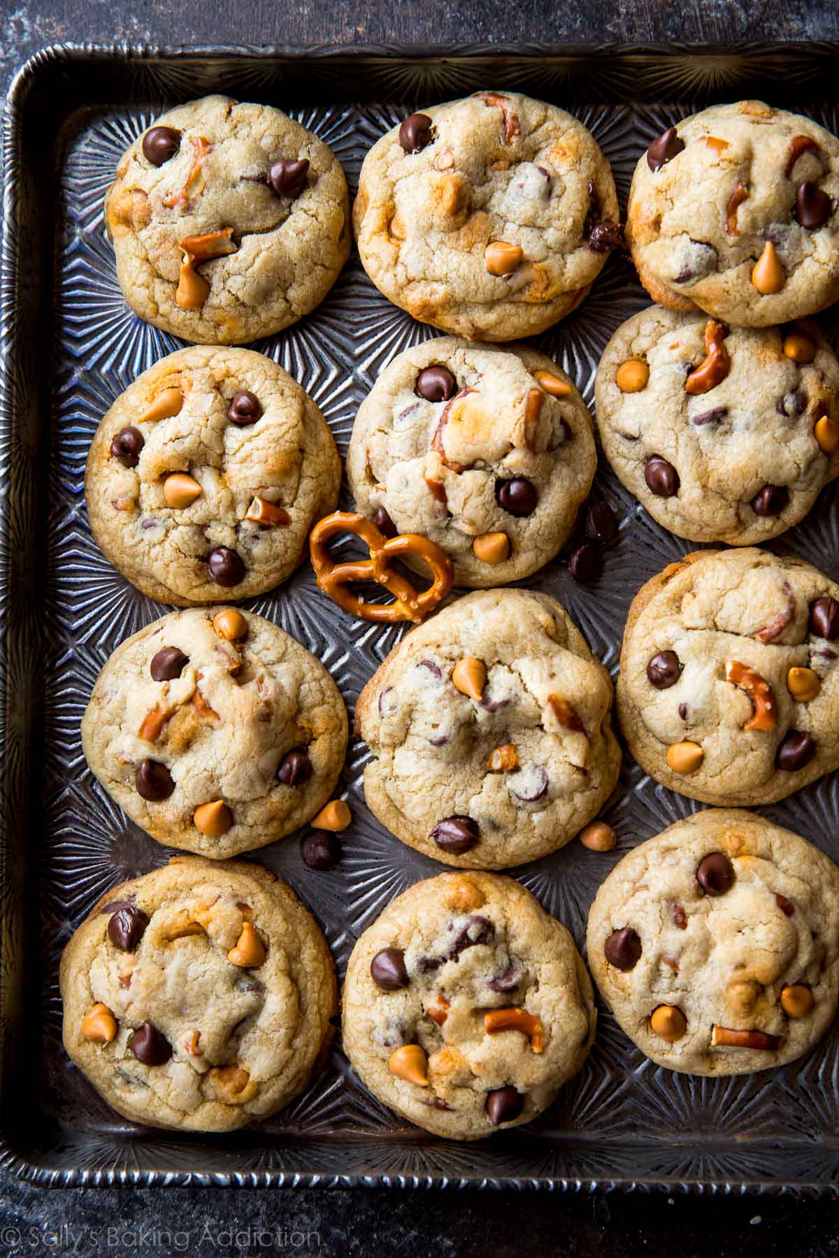 Sucrés, salés, doux et croustillants, ces biscuits aux pépites de chocolat bretzel au caramel sont irrésistibles! Recette rapide et facile sur sallysbakingaddiction.com