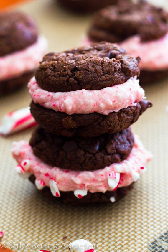 Biscuits au chocolat Fudge avec crème au beurre de canne à sucre | sallysbakingaddiction.com