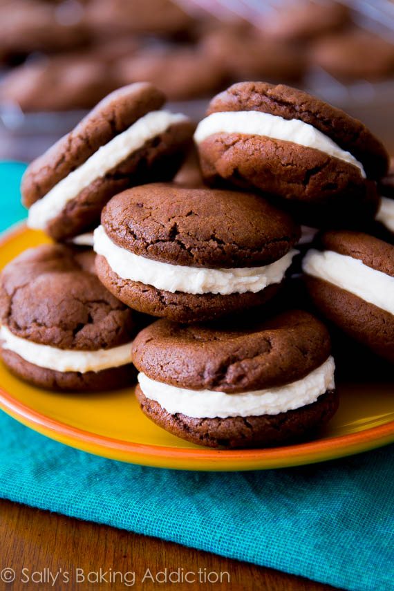 Une version maison simple de votre biscuit au chocolat fourré à la crème préféré. De plus, faites aussi des Oreos à la menthe maison!